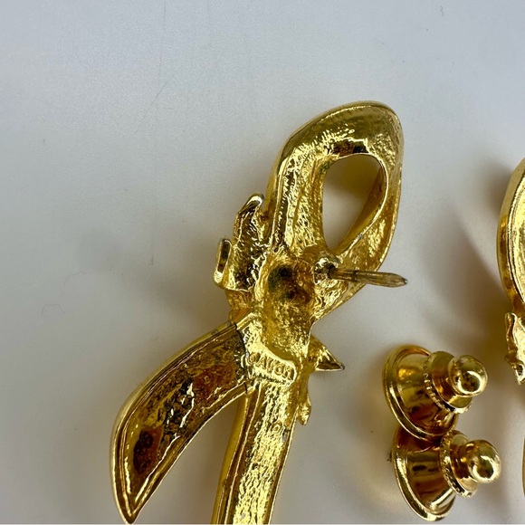 Two 2” Avon Breast Cancer Awareness Pink Ribbon Pins - Picture 5 of 5